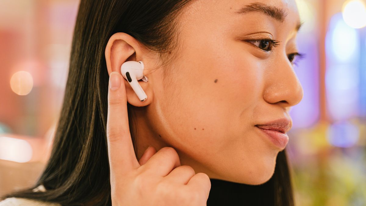 Penggunaan Headset (Canva.com) Penggunaan Headset (Canva.com)