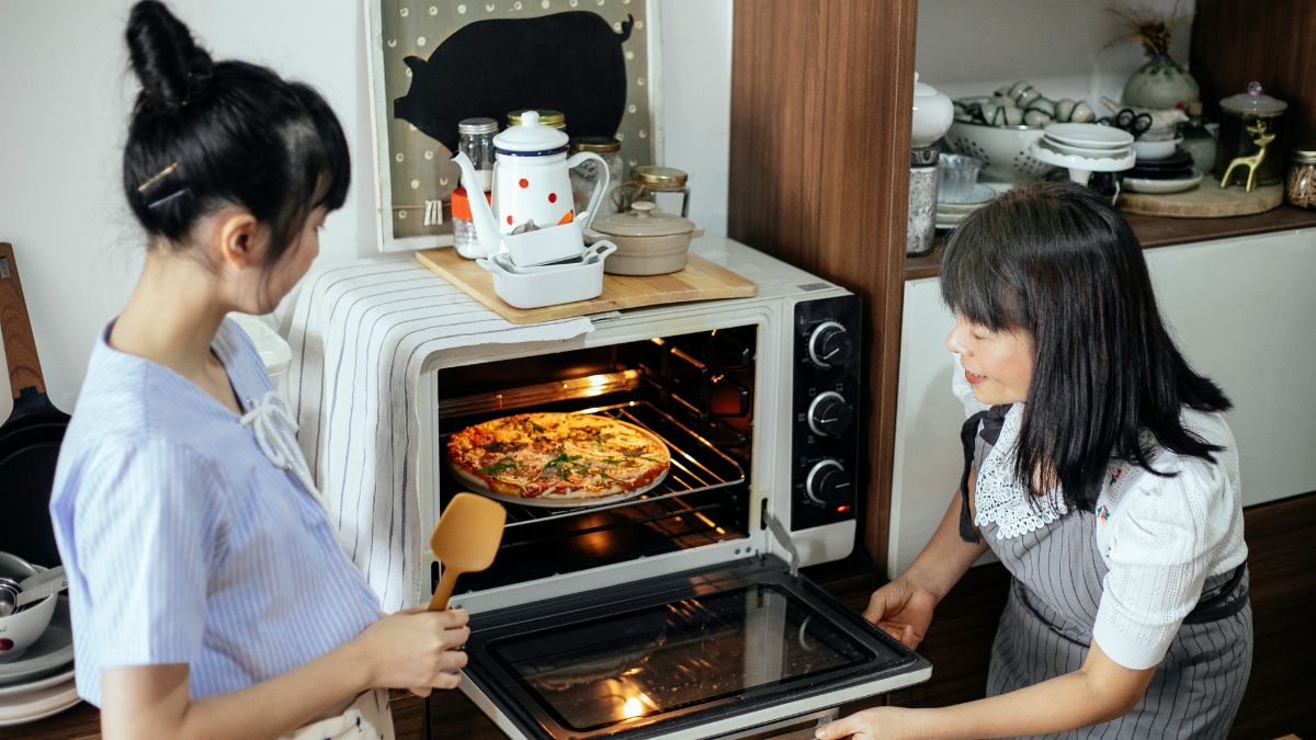 Perbedaan Microwave vs Oven (Canva.com)